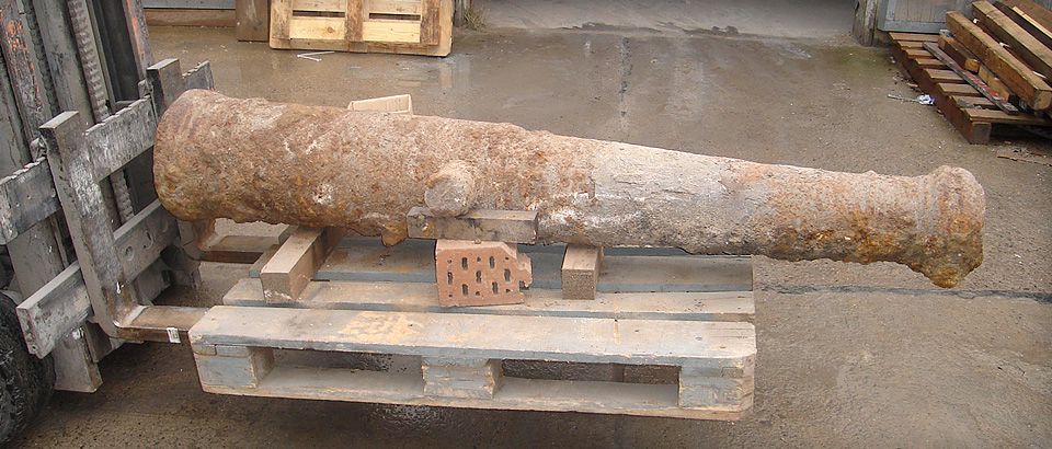 Historisches Kanonenrohr vor der Restaurierung